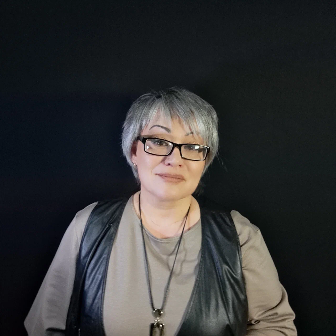 Ирина Яшина на темном фоне